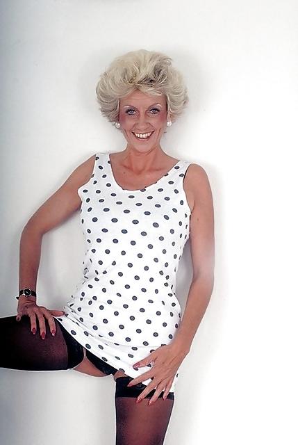 16P Oma in schwarzen High Heels