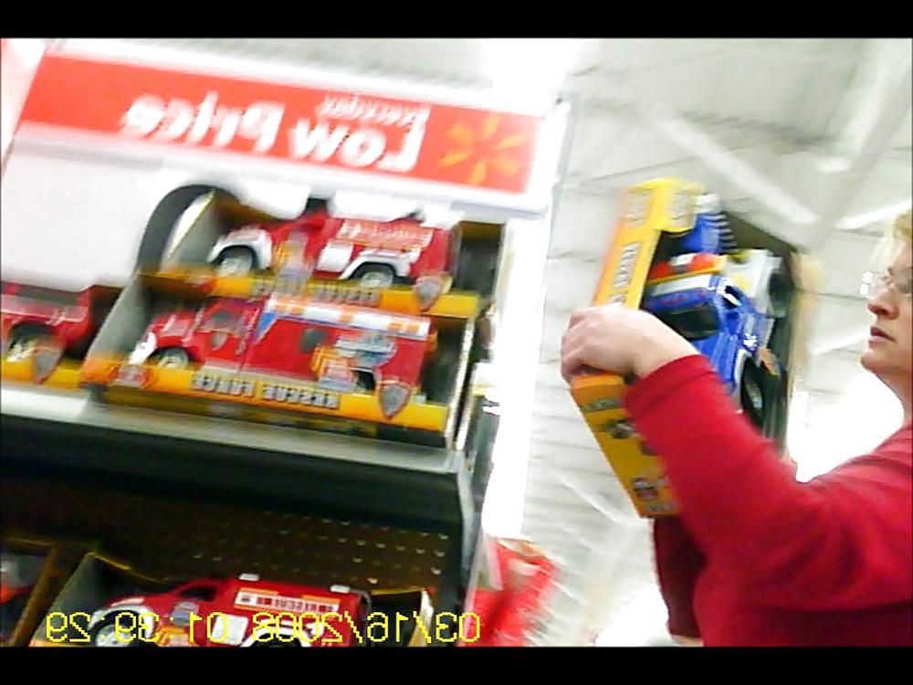 4P Big Butt Granny Buying Toys for Grand