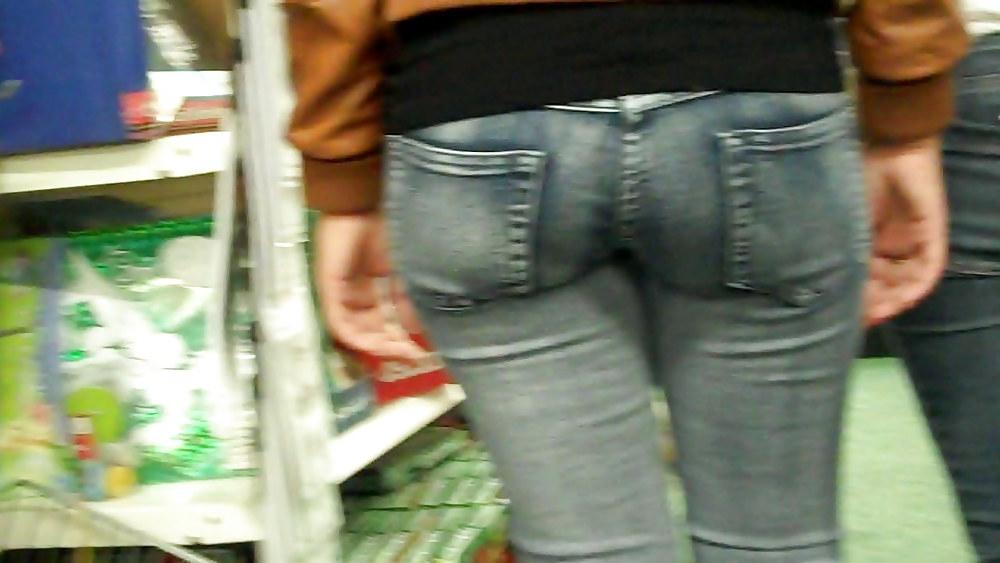 17P Her ass and butt are looking good 
