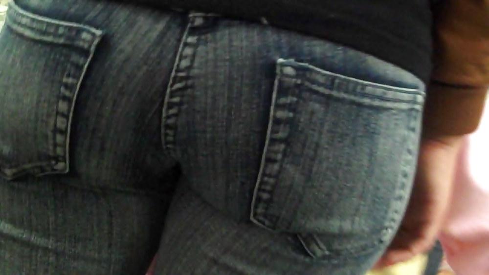 17P Her ass and butt are looking good 