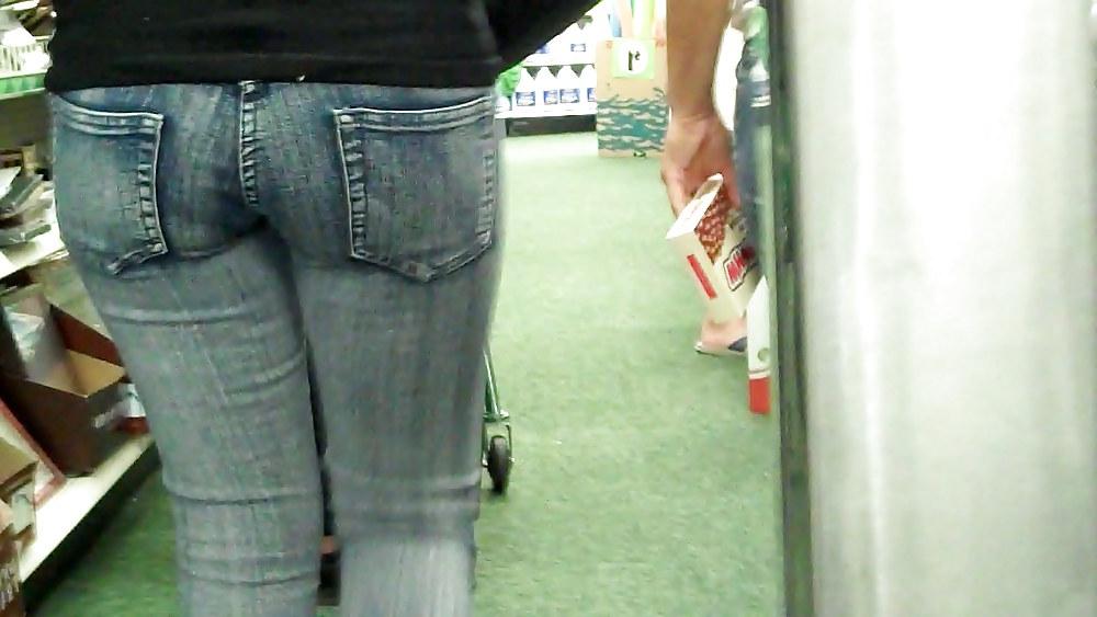 17P Her ass and butt are looking good 