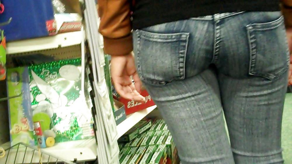 17P Her ass and butt are looking good 