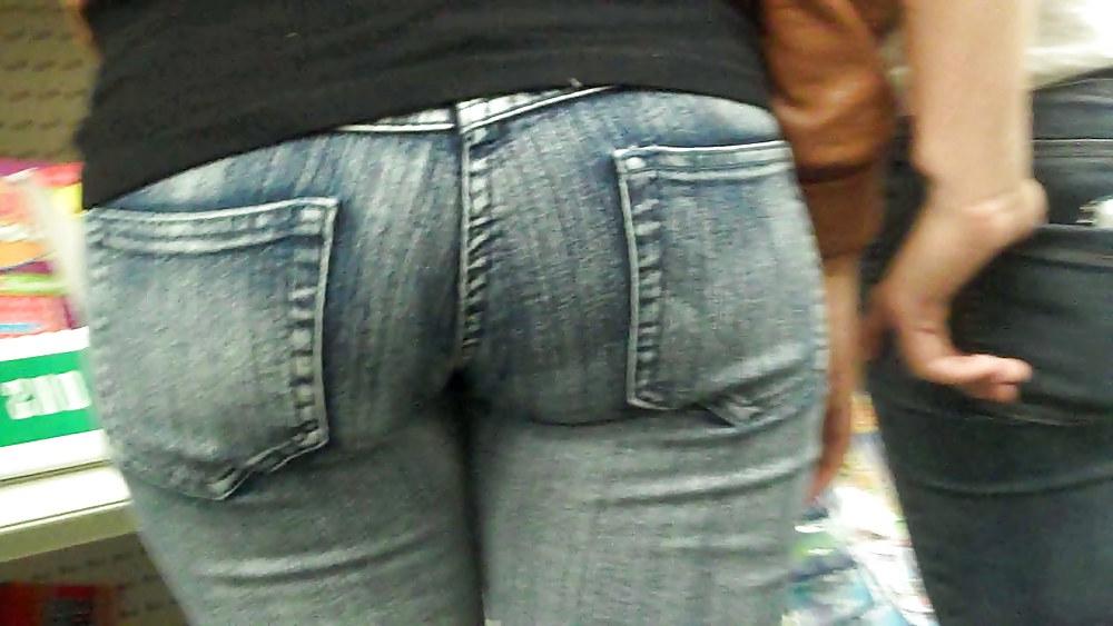 17P Her ass and butt are looking good 