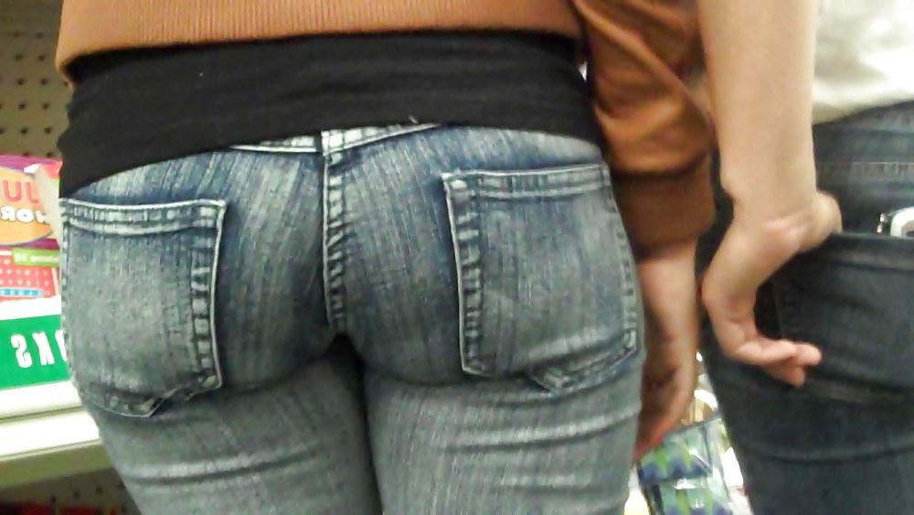 17P Her ass and butt are looking good 