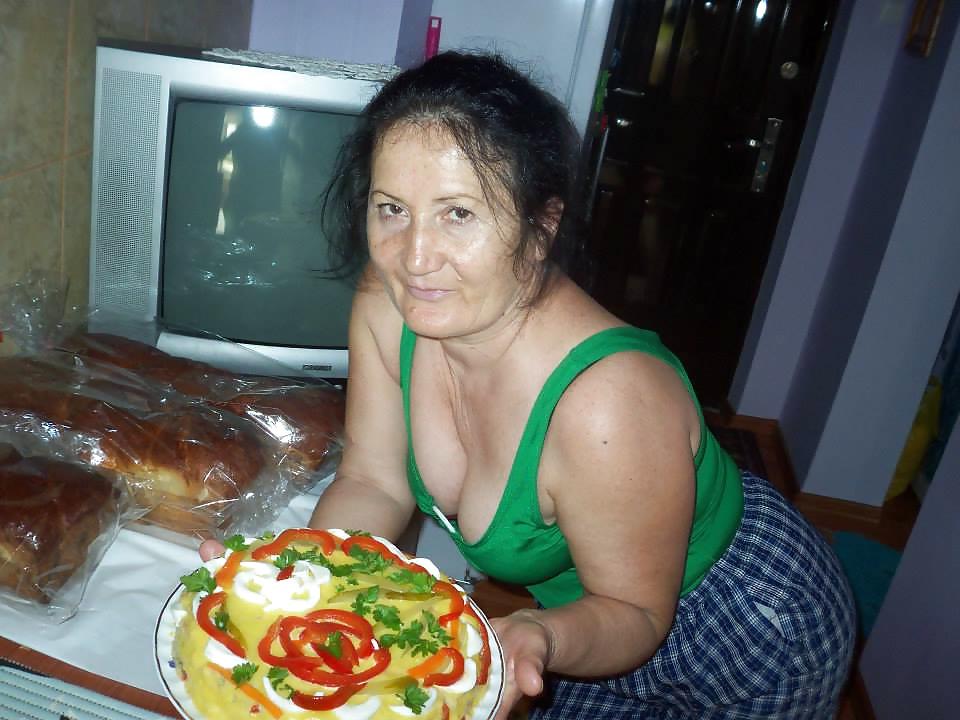 25P Amateur clothed grannies