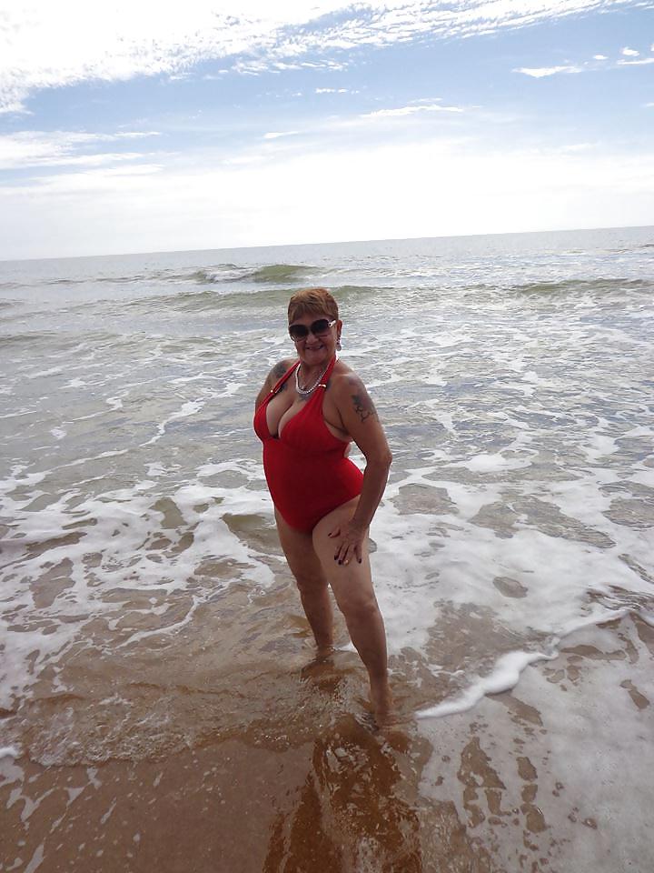 25P Amateur clothed grannies