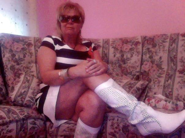 25P Amateur clothed grannies