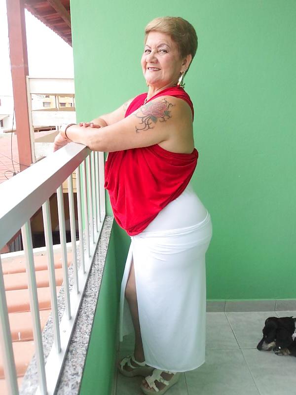 25P Amateur clothed grannies