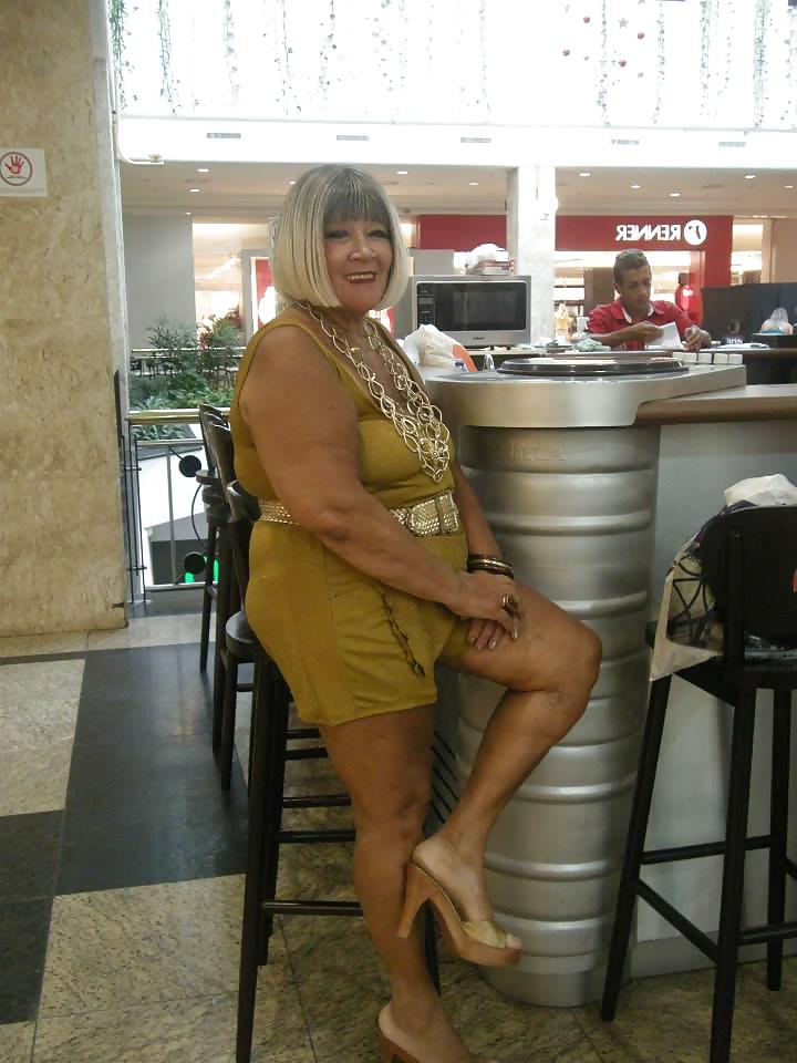 25P Amateur clothed grannies