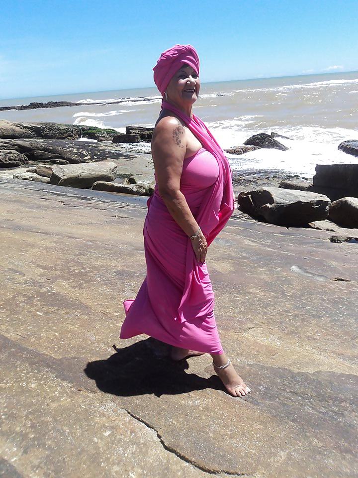 25P Amateur clothed grannies