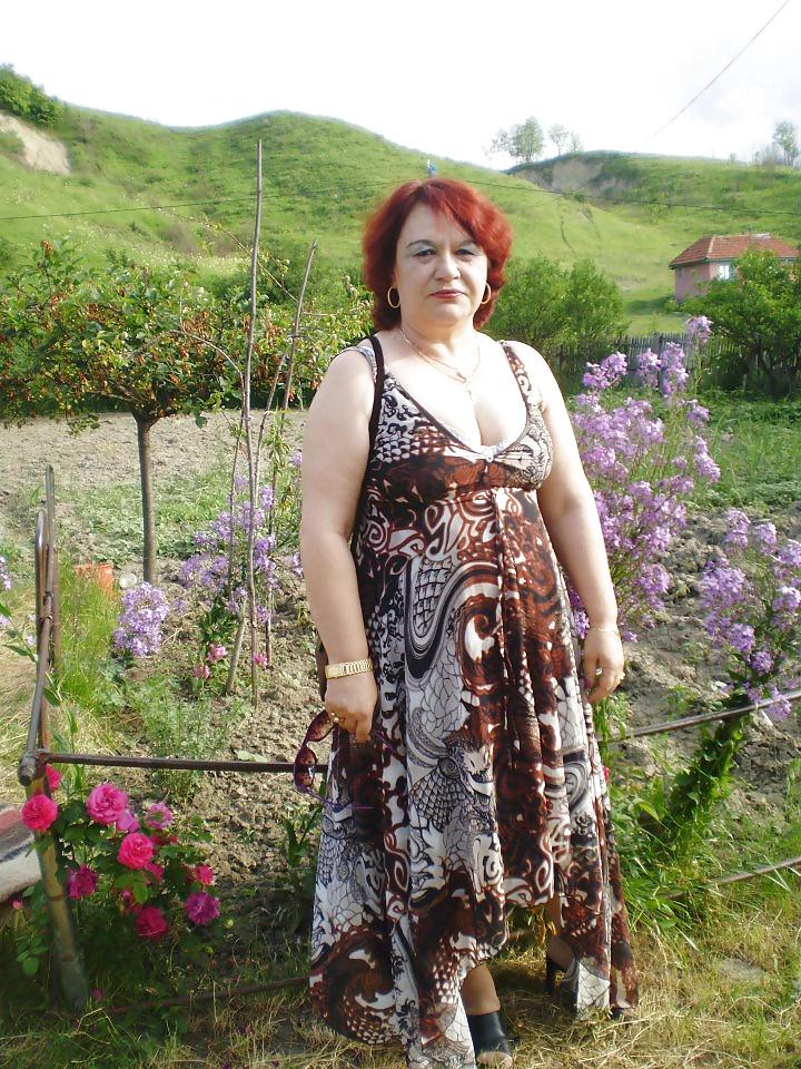 25P Amateur clothed grannies