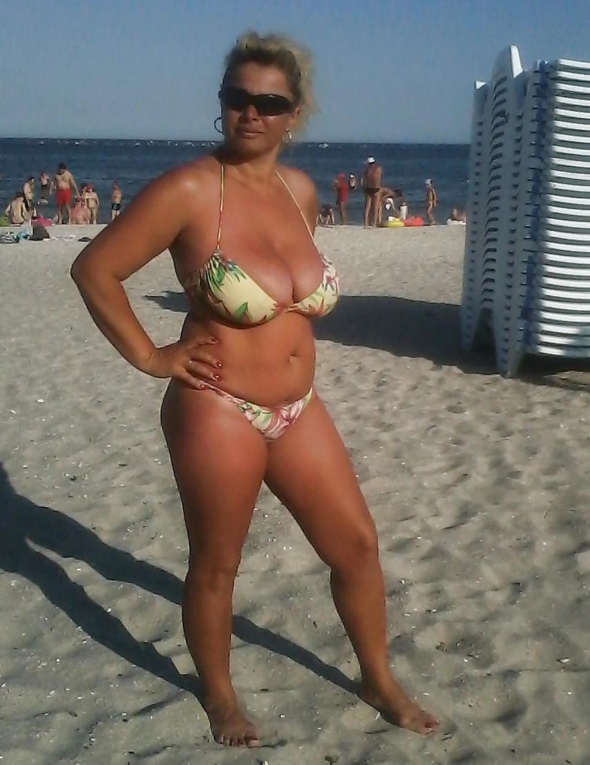 25P Amateur Beach Wives