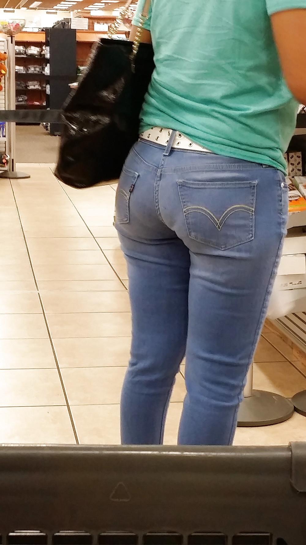 7P Hot black girl with nice ass.