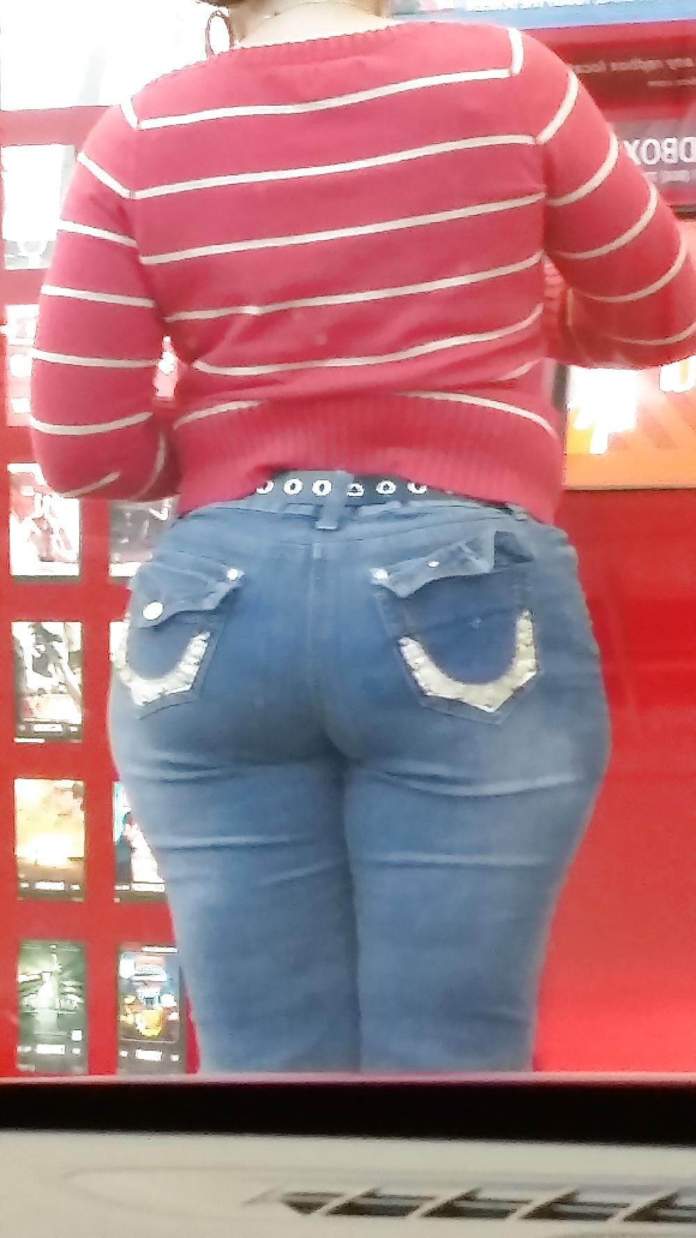 7P Hot black girl with nice ass.