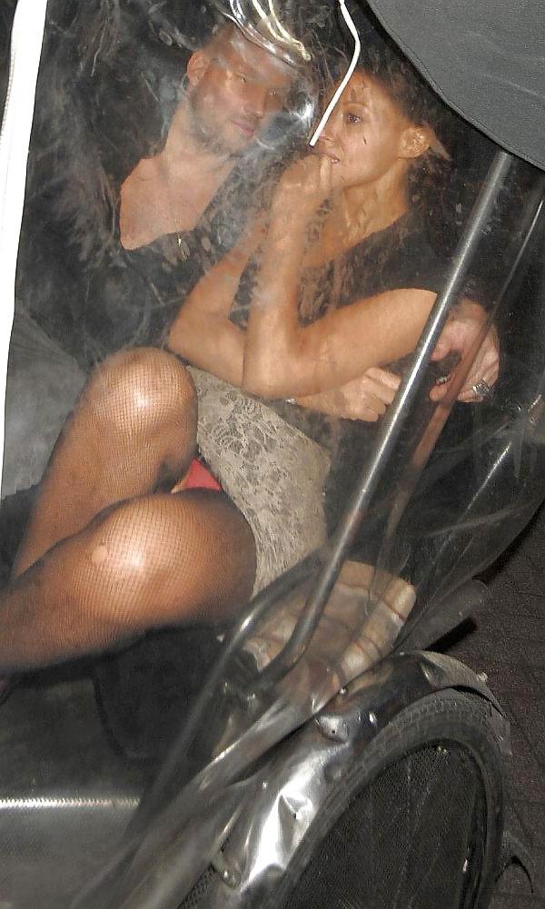 14P Celebs upskirt kommis bitte