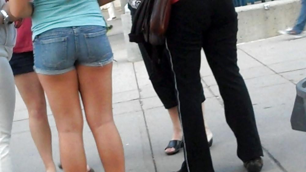 25P Come see her ass in butt tight jeans 