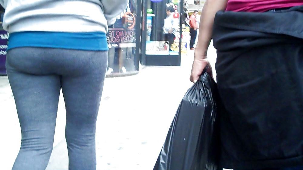 25P Come see her ass in butt tight jeans 