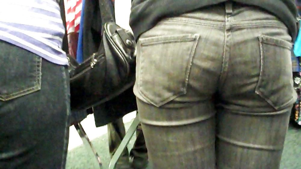 25P Come see her ass in butt tight jeans 