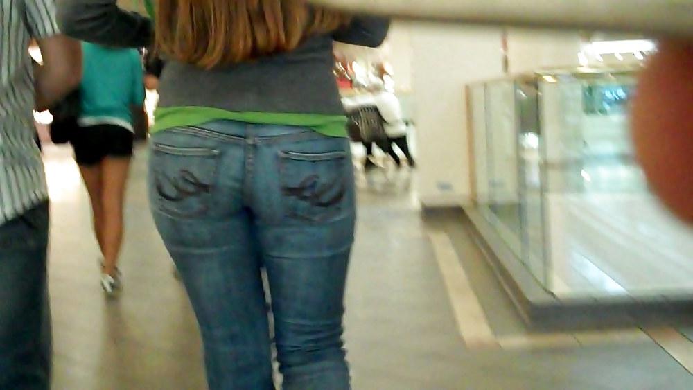25P Come see her ass in butt tight jeans 