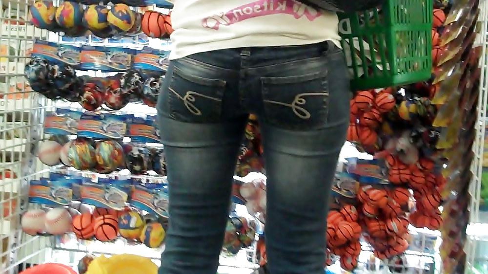 25P Come see her ass in butt tight jeans 