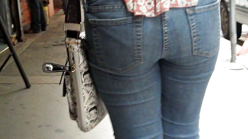 25P Come see her ass in butt tight jeans 