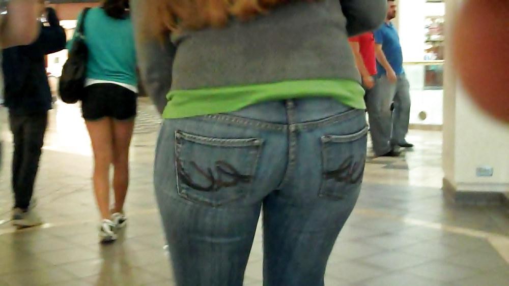 25P Come see her ass in butt tight jeans 