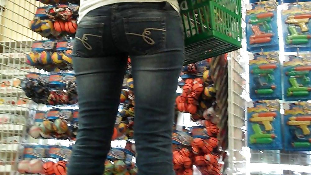 25P Come see her ass in butt tight jeans 