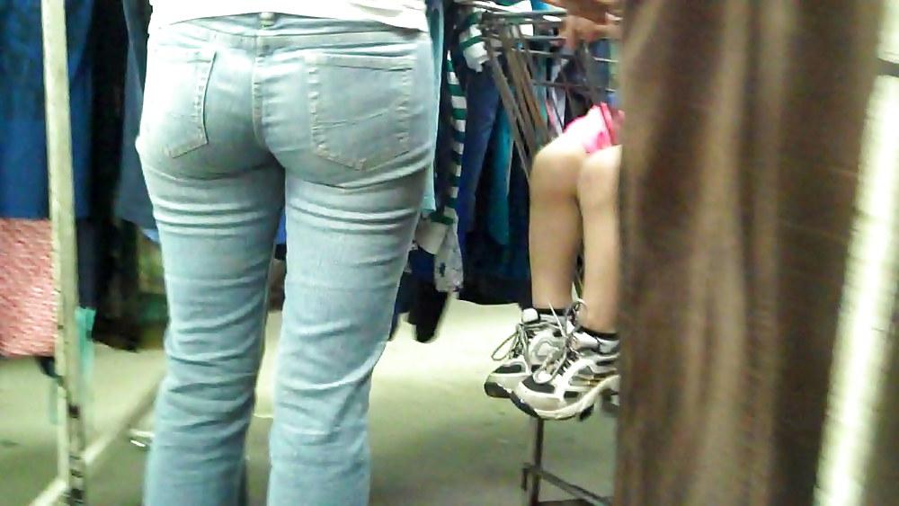 25P Come see her ass in butt tight jeans 
