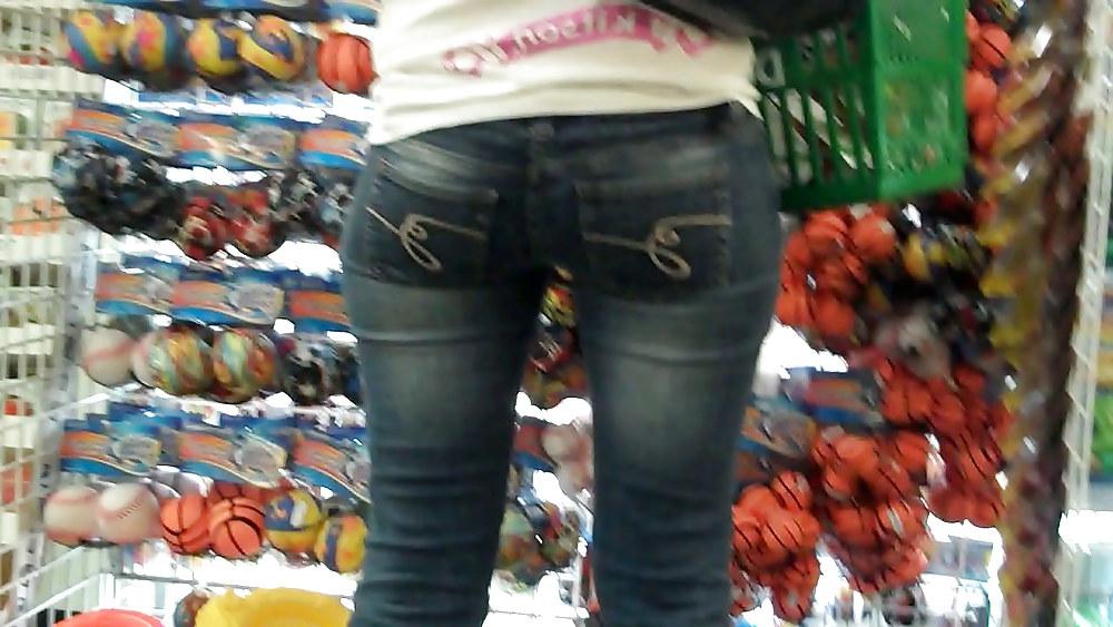 25P Come see her ass in butt tight jeans 
