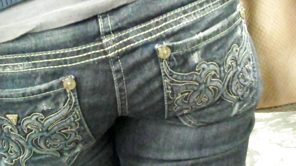 25P Come see her ass in butt tight jeans 