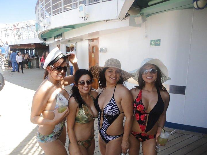25P Sexy Clombian Lady with friends(non-nude)