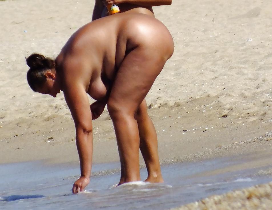 24P Blankrasierte rumaenische Fotzen am Strand