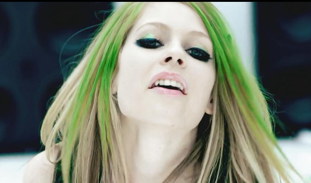 25P Avril Lavigne vs. Hilary duff