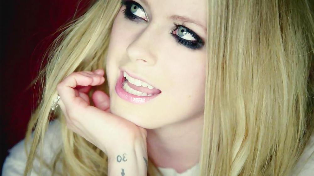 25P Avril Lavigne vs. Hilary duff