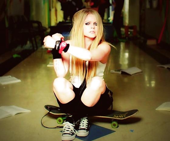 25P Avril Lavigne vs. Hilary duff