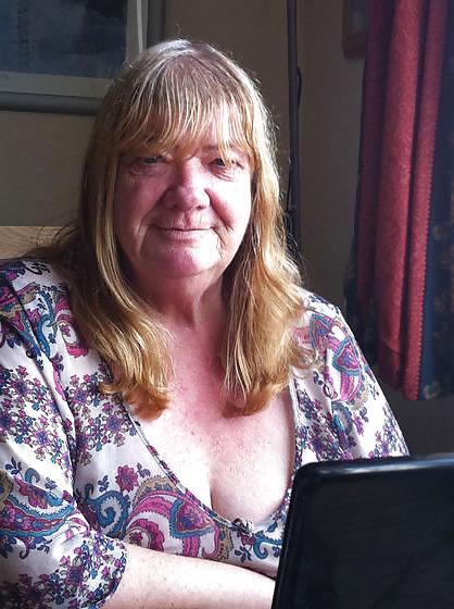 9P Desperate for cock on dating site