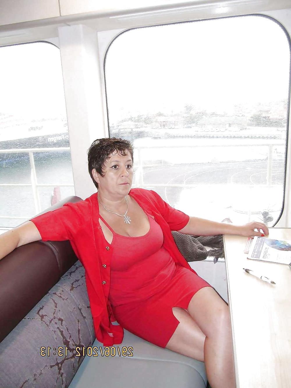 20P Mature women not naked busty 2.