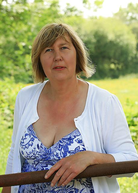 20P Mature women not naked busty 2.