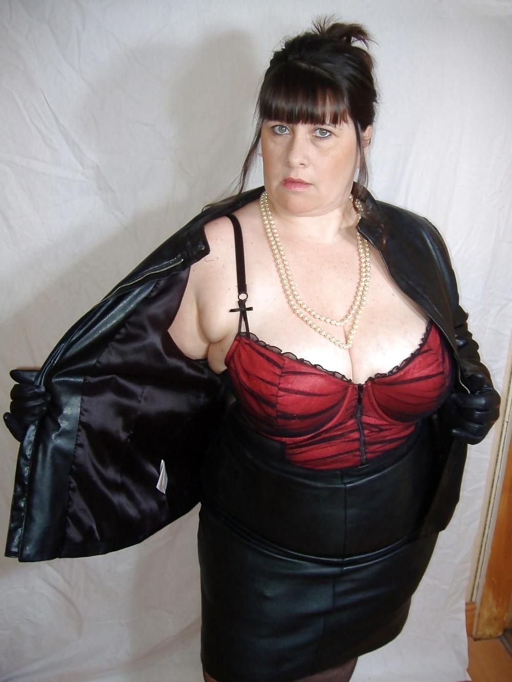 20P Mature women not naked busty 2.