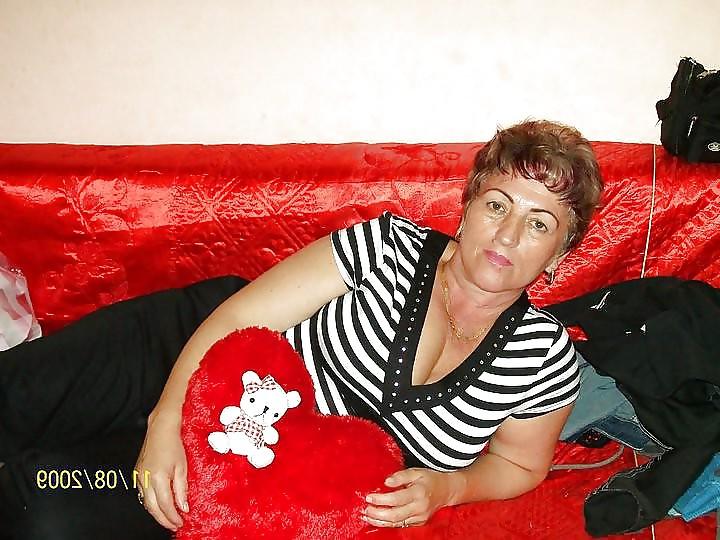 20P Mature women not naked busty 2.