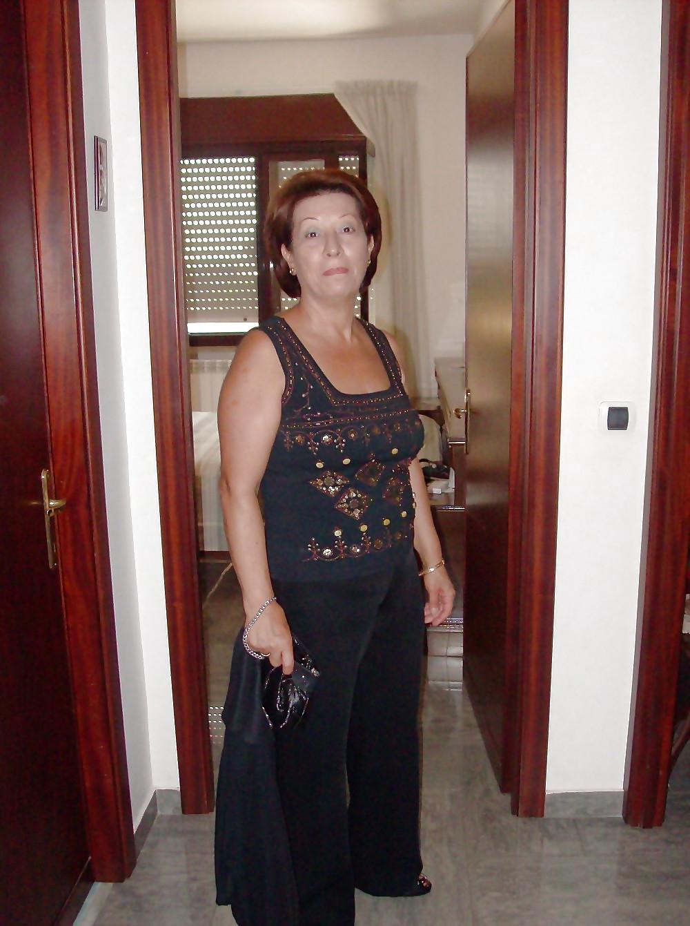 20P Mature women not naked busty 2.