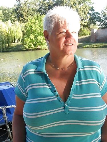 20P Mature women not naked busty 1.