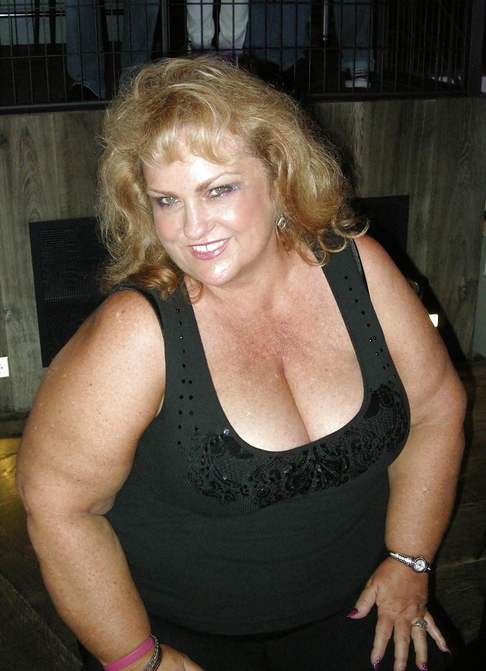 20P Mature women not naked busty 1.