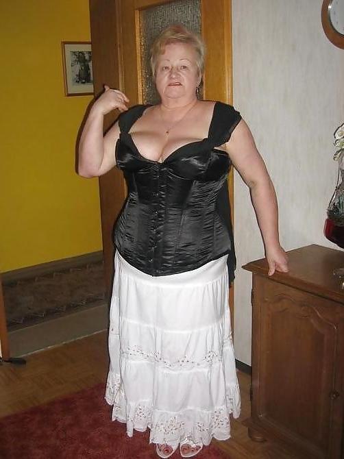 20P Mature women not naked busty 1.