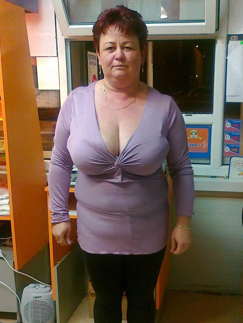 20P Mature women not naked busty 1.