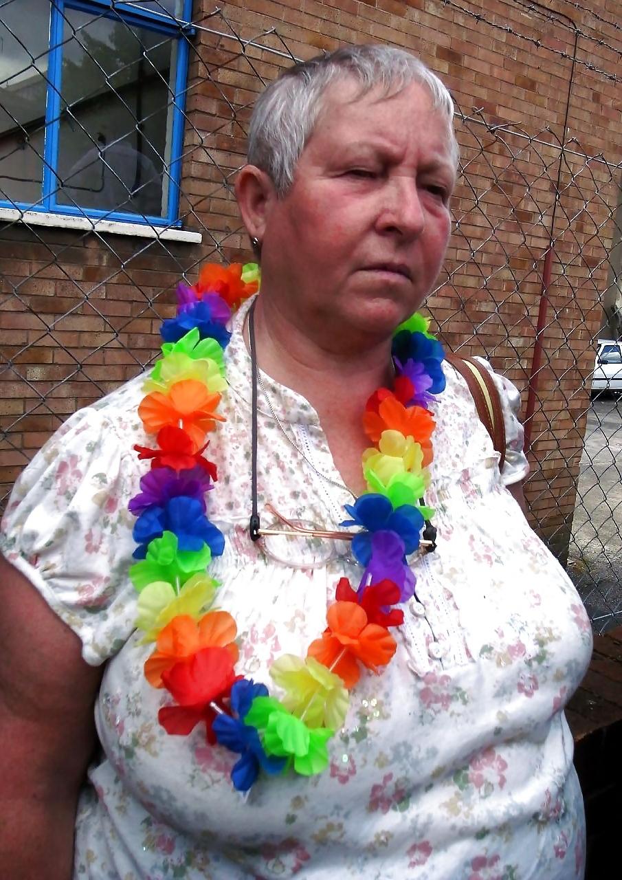 20P Mature women not naked busty 1.