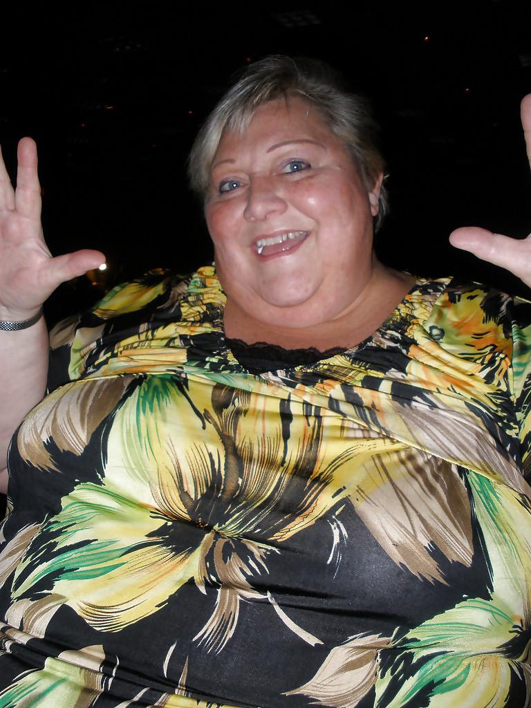 20P Mature women not naked busty 1.
