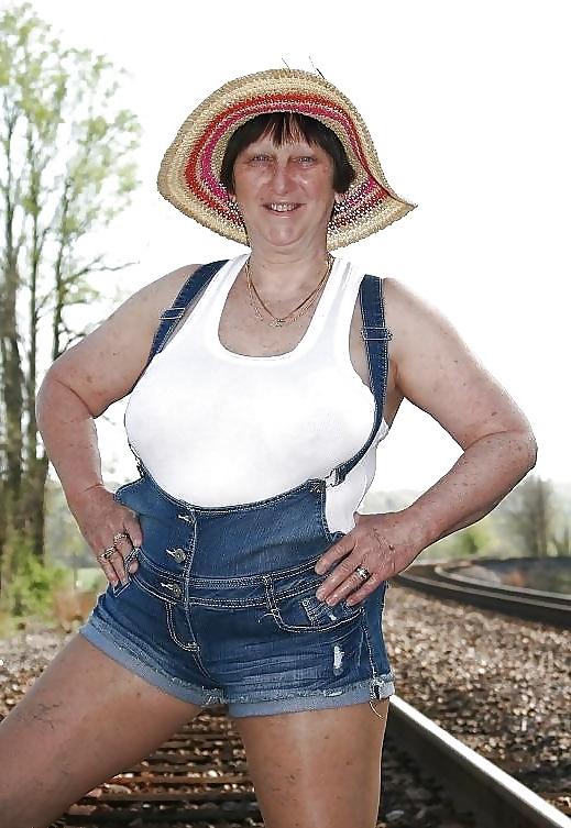 20P Mature women not naked busty 1.