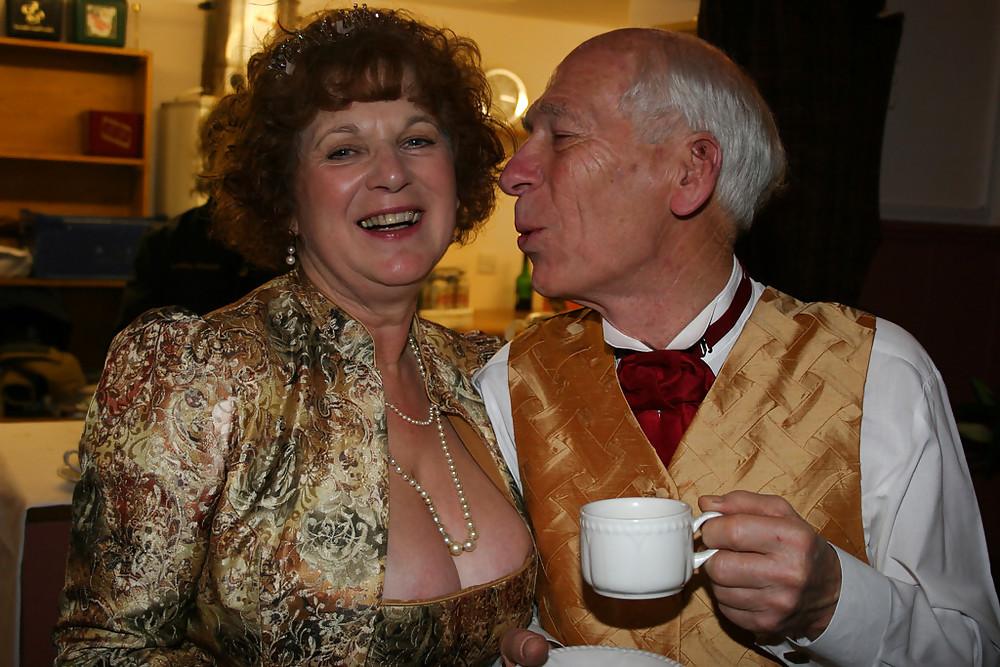 20P Mature women not naked busty 1.