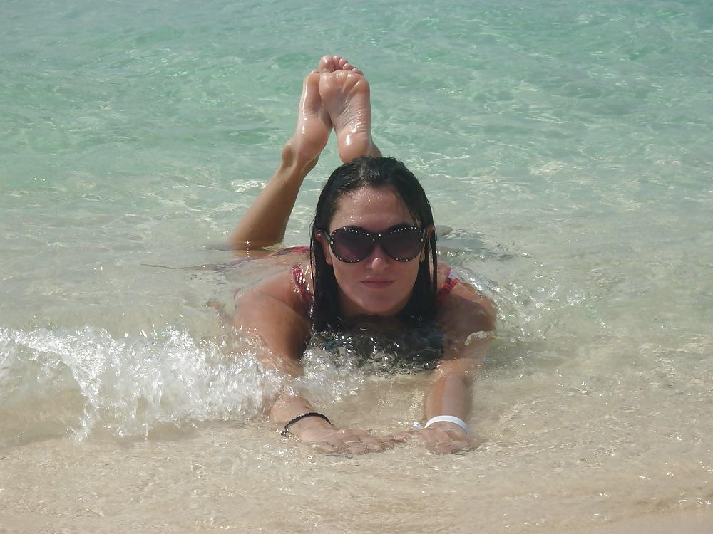 25P Barefoot Russian Women